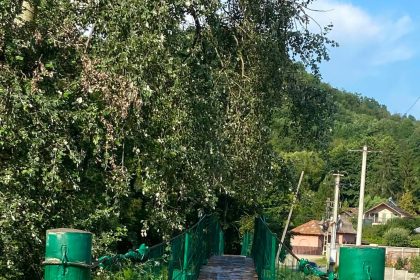 Puntea pietonala dintre Iedera de Jos si Ciocoiestii a fost redeschisa dupa finalizarea lucrarilor de reabilitare