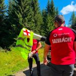 Salvamont Dambovita continua restaurarea traseelor din Muntii Leaota Fiecare marcaj inseamna timp efort si oameni dedicati muntelui