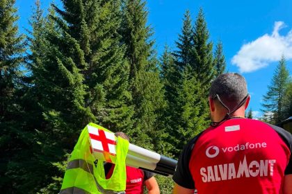 Salvamont Dambovita continua restaurarea traseelor din Muntii Leaota Fiecare marcaj inseamna timp efort si oameni dedicati muntelui