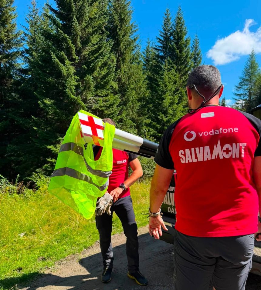 Salvamont Dambovita continua restaurarea traseelor din Muntii Leaota Fiecare marcaj inseamna timp efort si oameni dedicati muntelui