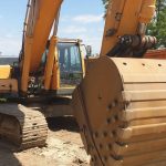 Utilaje ale Primariei si voluntari colaborand pentru un drum mai bun in Candestii Vale