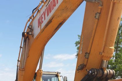 Utilaje ale Primariei si voluntari colaborand pentru un drum mai bun in Candestii Vale