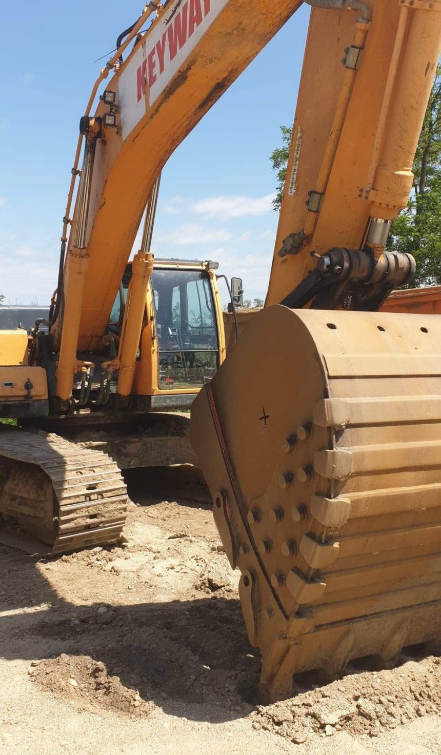 Utilaje ale Primariei si voluntari colaborand pentru un drum mai bun in Candestii Vale