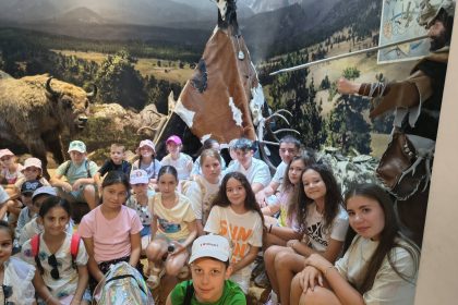 Vacanta la biblioteca a dus copiii din Racari intr o calatorie prin istorie stiinta si natura