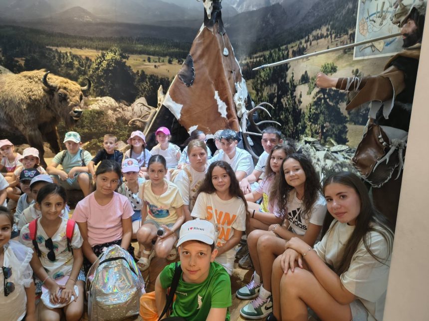 Vacanta la biblioteca a dus copiii din Racari intr o calatorie prin istorie stiinta si natura
