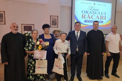 cu ocazia zilei orasului racari comunitatea a fost sub lumina reflectoarelor elevi profesori seniori si persoane dedicate recompensate pentru contributiile lor