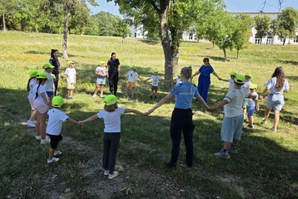 demonstraii cu cini i tir cu arcul la o zi n tabr cu jandarmii din dmbovia