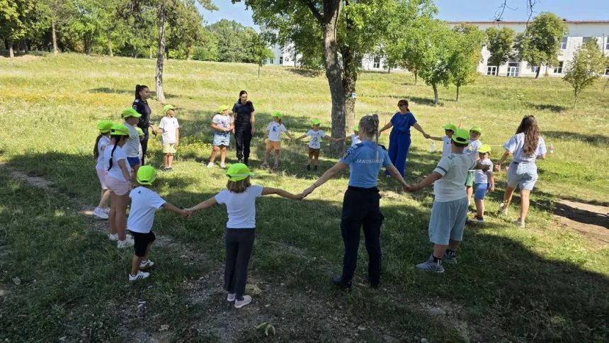 demonstraii cu cini i tir cu arcul la o zi n tabr cu jandarmii din dmbovia