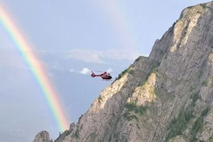 misiune dificila de salvare in busteni doi cetateni germani blocati pe cel mai inalt perete stancos din romania
