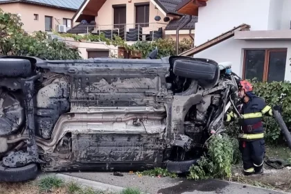 Accident rutier în Lazuri! Un tânăr s-a răsturnat cu mașina!