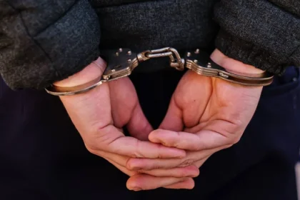 Bărbat din Tărtășești, reținut pentru lovire sau alte violențe