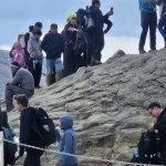 Coadă pentru selfie pe Vârful Omu. Vremea bună a adus aglomerație la 2.507 metri