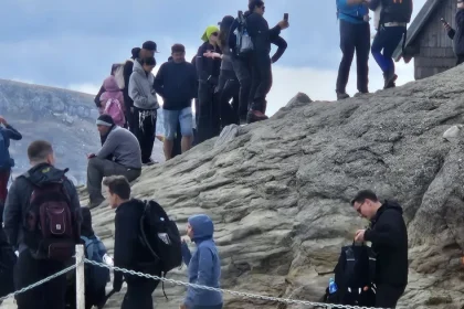 Coadă pentru selfie pe Vârful Omu. Vremea bună a adus aglomerație la 2.507 metri