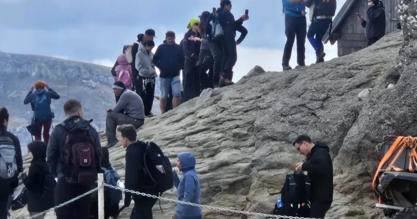 Coadă pentru selfie pe Vârful Omu. Vremea bună a adus aglomerație la 2.507 metri