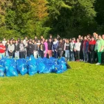 Comisarii de mediu, alături de elevi la curățenie în Moroeni. Lecția de natură, în teren