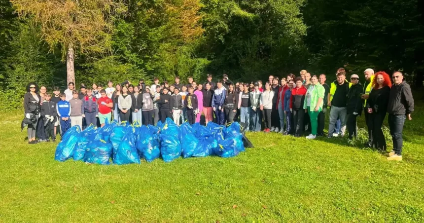 Comisarii de mediu, alături de elevi la curățenie în Moroeni. Lecția de natură, în teren