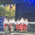 „Cununa Nucetului” a adus tradițiile dâmbovițene la Festivalul „Alfabetul Conviețuirii”