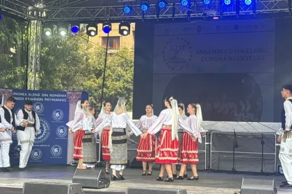 „Cununa Nucetului” a adus tradițiile dâmbovițene la Festivalul „Alfabetul Conviețuirii”