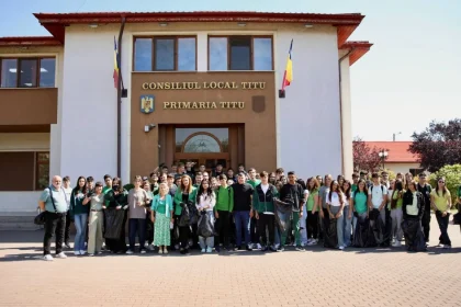 Elevii din Titu au ieșit din clase pentru o lecție de responsabilitate și curățenie