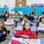 Elevii protestează luni față de uniforma școlară obligatorie