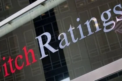 Fitch avertizează România de riscul retrogradării la „junk” pe fondul crizei politice