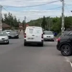 Mașini parcate pe DJ 720A, pericol la Gura Ocniței. Primarul cere eliberarea carosabilului