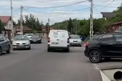 Mașini parcate pe DJ 720A, pericol la Gura Ocniței. Primarul cere eliberarea carosabilului