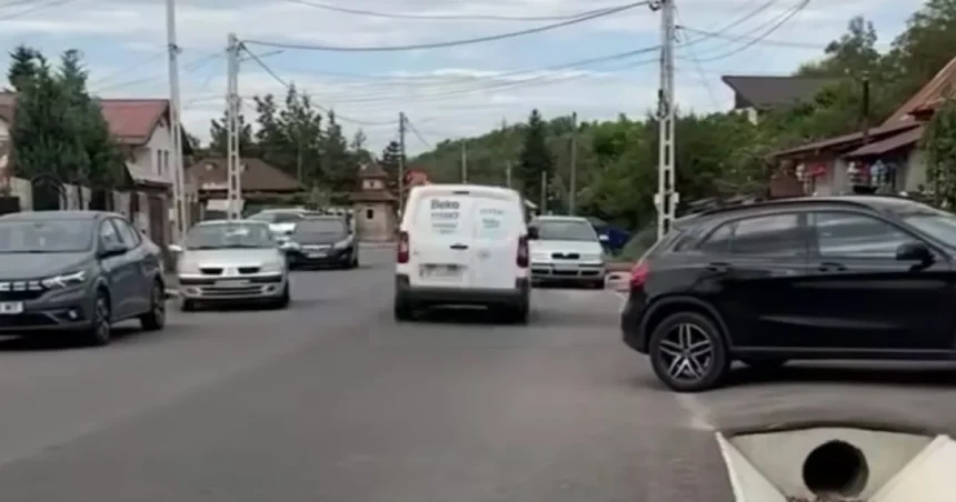 Mașini parcate pe DJ 720A, pericol la Gura Ocniței. Primarul cere eliberarea carosabilului